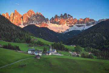 Dolomiten Sankt Magdalena Alpenglühen von Jean Claude Castor