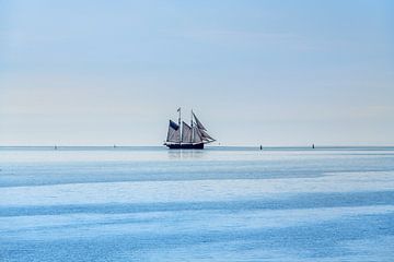 Zeilschip vol in de zeilen op een stille zomerdag op de  Waddenzee