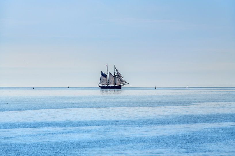 Zeilschip vol in de zeilen op een stille zomerdag op de  Waddenzee von Harrie Muis
