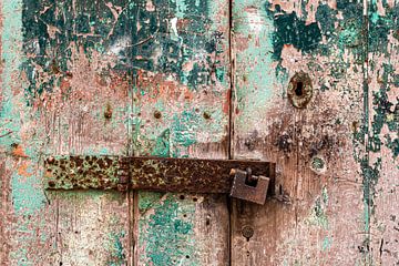 Vergankelijkheid oude deur met slot en afbladderende verf van Dieter Walther