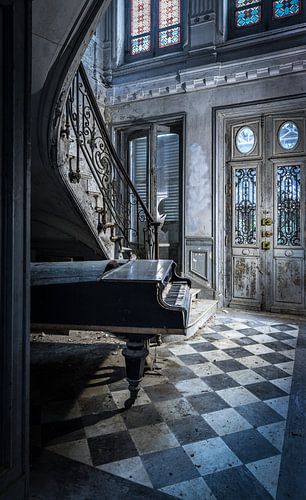 Klavier in alter Villa