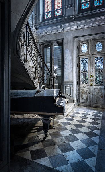 Klavier in alter Villa von Inge van den Brande