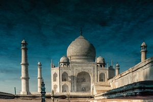 Surrealistische weergave van een weerspiegeling van de Taj Mahal in het water, Agra India. Wout Kok 