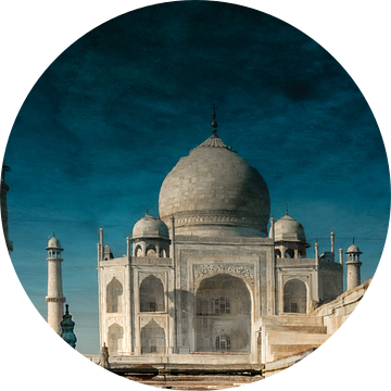 Surrealistische weergave van een weerspiegeling van de Taj Mahal in het water, Agra India. Wout Kok  van Wout Kok