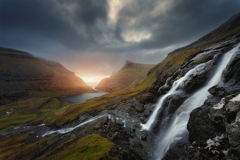 Waterval in avondlicht, Faeröer eilanden van Roy Poots