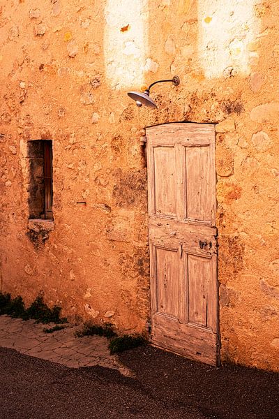 Orange Fassade mit Lampe | Provence von Flatfield