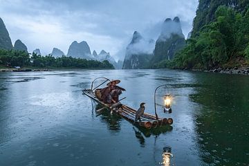 Aalscholvervisser Li River China in de regen van Joop Luimes