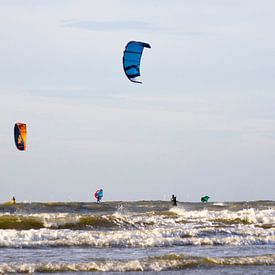 Gruppe von Kite-Surfern von Liesbeth Vogelzang