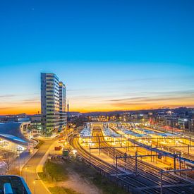 Arnhem Centraal Station als het avondlicht valt van Patrick Oosterman