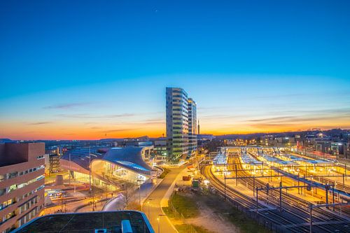 Arnhem Centraal Station als het avondlicht valt