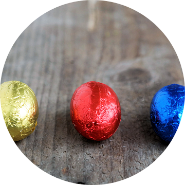 drie kleine chocolade paaseitjes in folie van Sonja Blankestijn