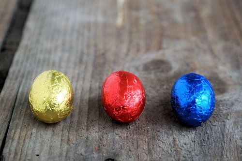 drie kleine chocolade paaseitjes in folie
