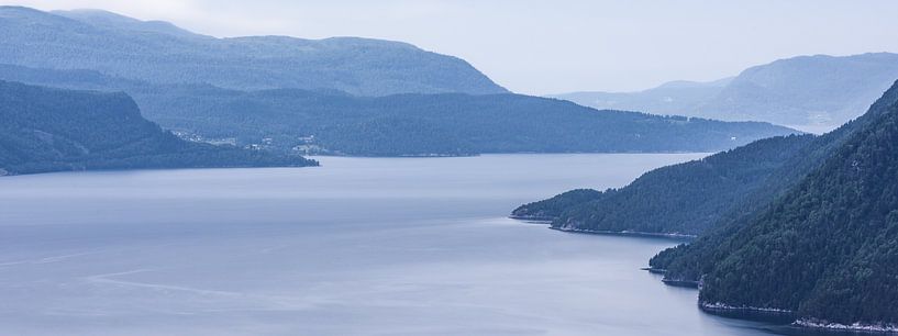 Serene Sunndalsfjord Landschaft in Norwegen von Wouter Loeve