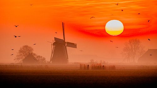 Zonsopkomst met molen, Lollum, Friesland. van Jaap Bosma Fotografie