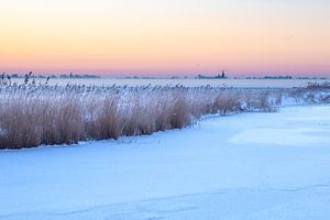 Sonnenuntergang in einer verschneiten Landschaft bei Jutrijp in Friesland. Wout Kok One2expose