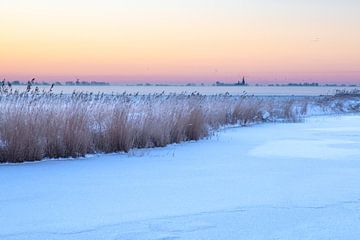 Ondergaande zon op een besneeuwd landschap bij Jutrijp in Friesland. Wout Kok  One2expose van Wout Kok