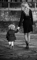 Aan mama's hand