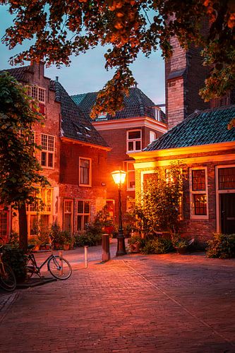 Street lighting in the nieuwstraat in Leiden on a summer evening (0206)