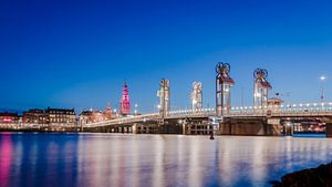 Beleuchtete Stadtbrücke Kampen bei Nacht