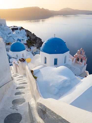 Blue domes of the island of Santorini during a calm sunrise | Travel Photography Greece
