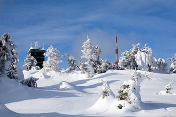 Blick auf den verschneiten Brockengipfel im Harz von t.ART