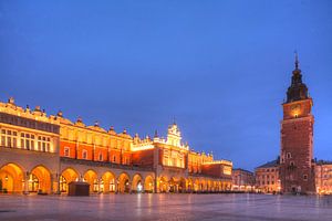 Halles en tissu de Cracovie avec la tour de l'hôtel de ville au crépuscule, Cracovie, Pologne, Europ