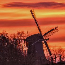 Molen bij zonsopgang. Mill by sunrise van Marianne Ouwerkerk