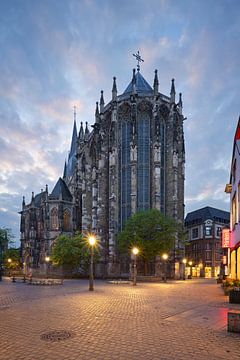 Impressies van Aken - De kathedraal op het blauwe uur van Rolf Schnepp