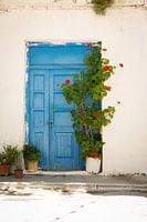 Blauwe deur met bloemen in Ierapetra (Kreta)