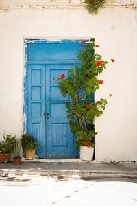 Blaue Tür mit Blumen in Ierapetra (Kreta) von Laura V