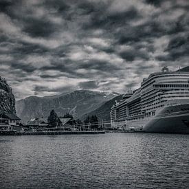 Cruiseship in norwegian fjord sur Wim Scholte