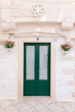 Groene deur met roze bloemen - Locorotondo (Puglia - Italie) van Marika Huisman fotografie