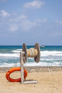 Rettungsring mit Wurfgerät am Strand von Kreta, Griechenland von Andreas Freund