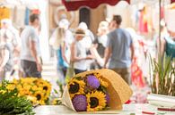 Zonnebloemen en artisjokken op de markt van Jacques Jullens thumbnail