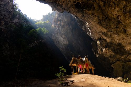 Verborgen tempel in geheime grot