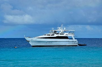 Yacht Serendipity at Klein Curacao by Karel Frielink