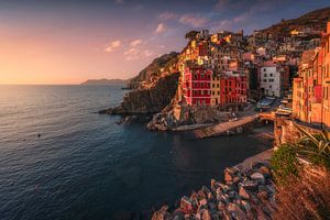 Blick auf das Dorf Riomaggiore bei Sonnenuntergang, Cinque Terre