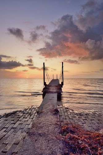 Steiger IJsselmeer bij zonsopkomst