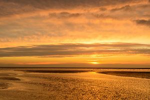 Kleurrijke zonsondergang op het strand van het eiland Schiermonnikoog van Sjoerd van der Wal Fotografie