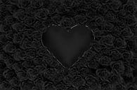 zilveren hartvorm bedekt met zwarte rozen van Besa Art thumbnail