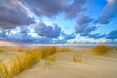 Zonsondergang op het strand van Texel met zandduinen op de voorgrond