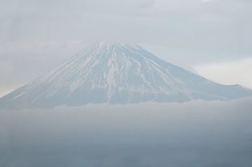 Fuji in de wolken van Emi Barendse