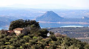 Haus, Berg und See in Andalusien.