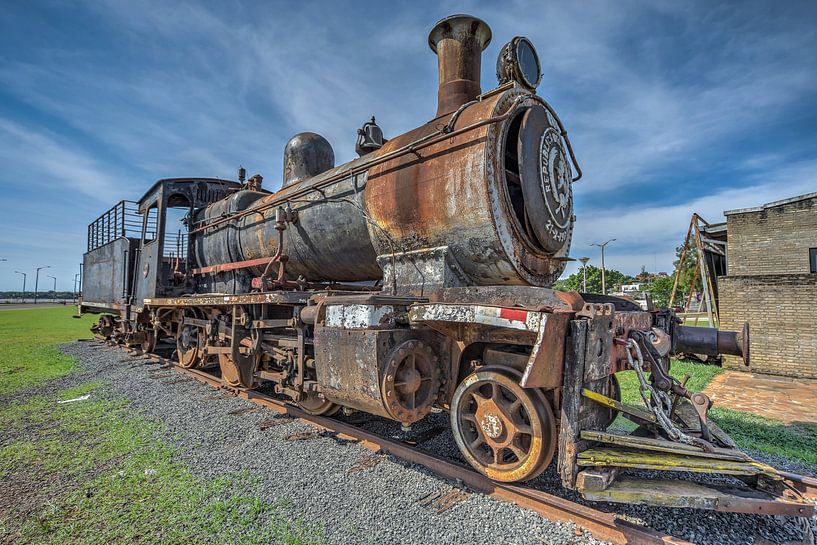 Oude verroeste stoomlocomotief in Encarnacion, Paraguay van Jan Schneckenhaus