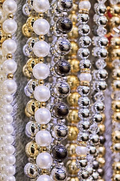 Gros plan de cordes suspendues de perles blanches glamour 2 par Tony Vingerhoets