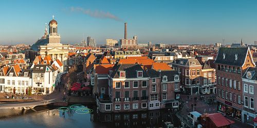 De stad Leiden van bovenaf met prachtig ochtendlicht en helder blauwe 