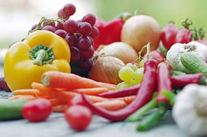 Buntes Obst und Gemüse auf dem Tisch