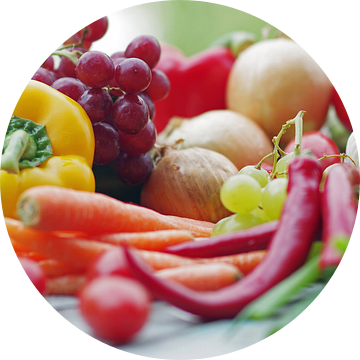 Kleurrijke groenten en fruit op de tafel van Tanja Riedel