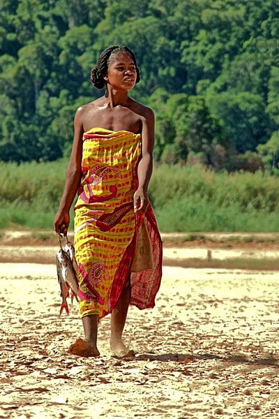 Lady with fish by Edzo Boven