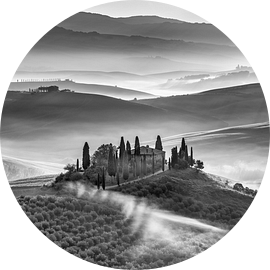 Toscaans landschap met boerderij en ochtendnevel in zwart-wit van Manfred Voss, Zwart-Wit Fotografie